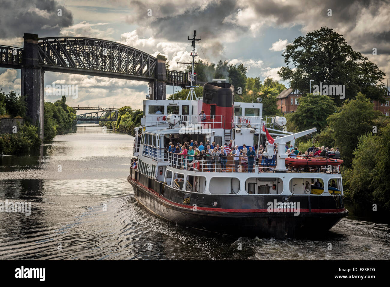 Die Merseytravel Fähre Schneeglöckchen in Latchford Schlösser auf den Manchester Ship Canal cruise in Warrington. Stockfoto