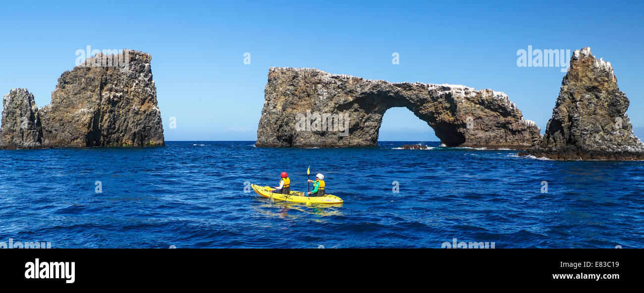 Kanuten paddeln in der Nähe von Arch Rock in Channel Islands Nationalpark Stockfoto