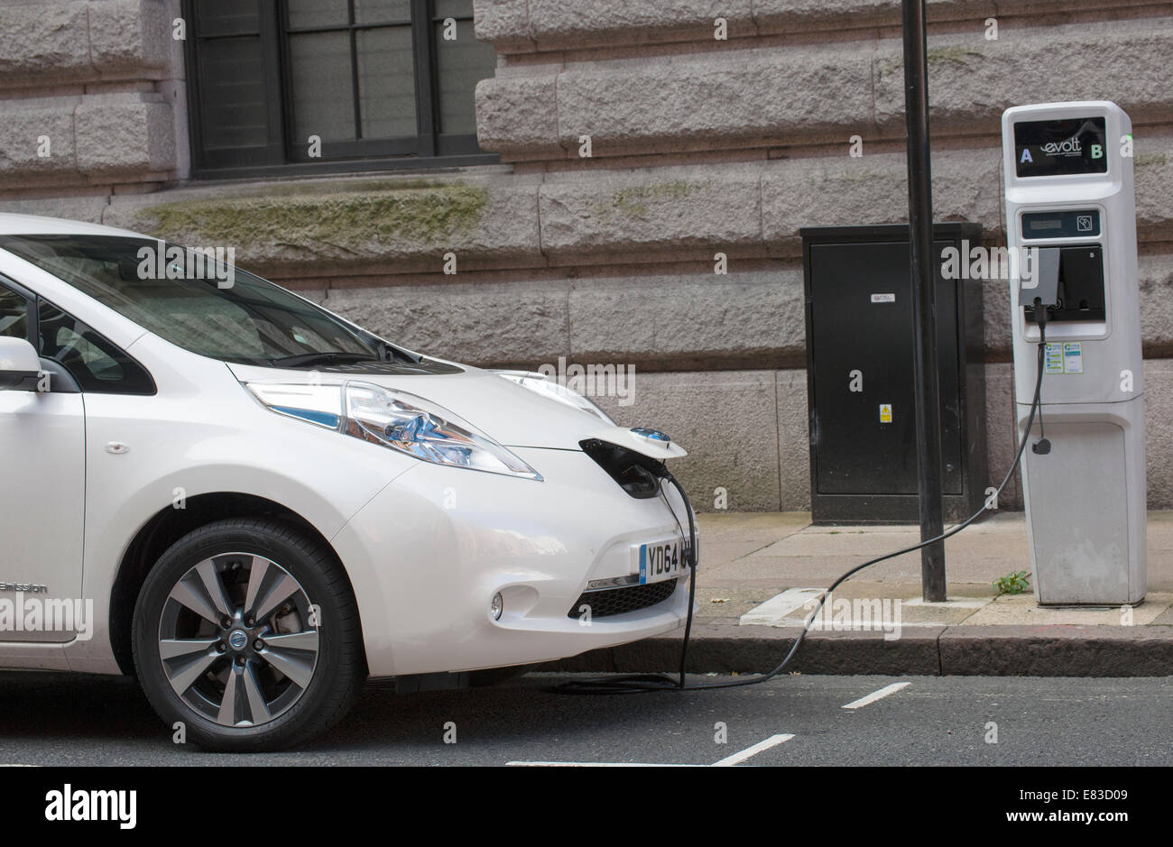 Elektro-Auto aufladen des Akkus bei am Straßenrand kostenlos Punkt, Birmingham, England, UK. Stockfoto