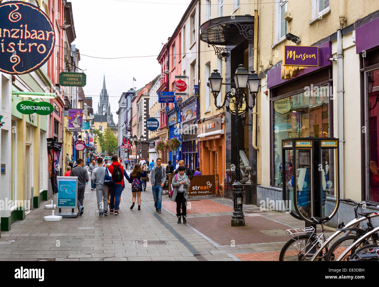 Geschäfte und Cafés auf Cook Street mit Holy Trinity Church in der Ferne, Cork, County Cork, Irland Stockfoto