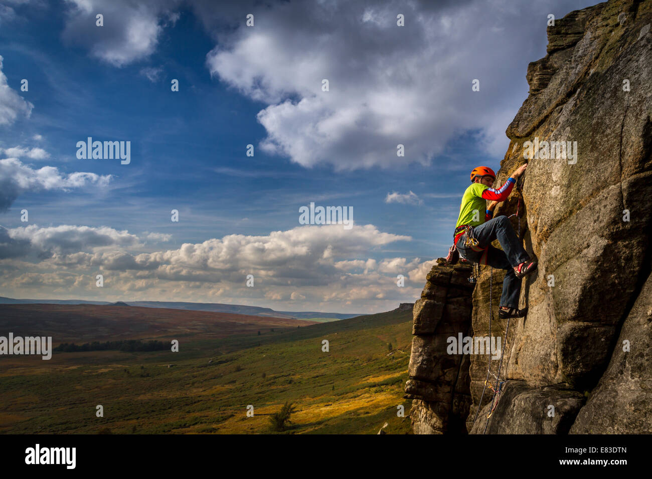 Die Bahre Felsen klettern Route auf Stanage Edge, Derbyshire, UK Stockfoto