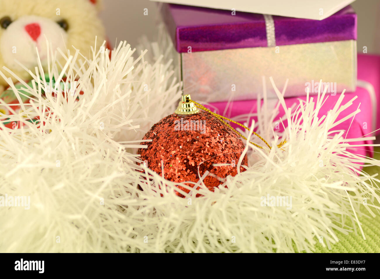 Geschenk für Weihnachten rot mit roten Ball, Neujahrskarte Stockfoto