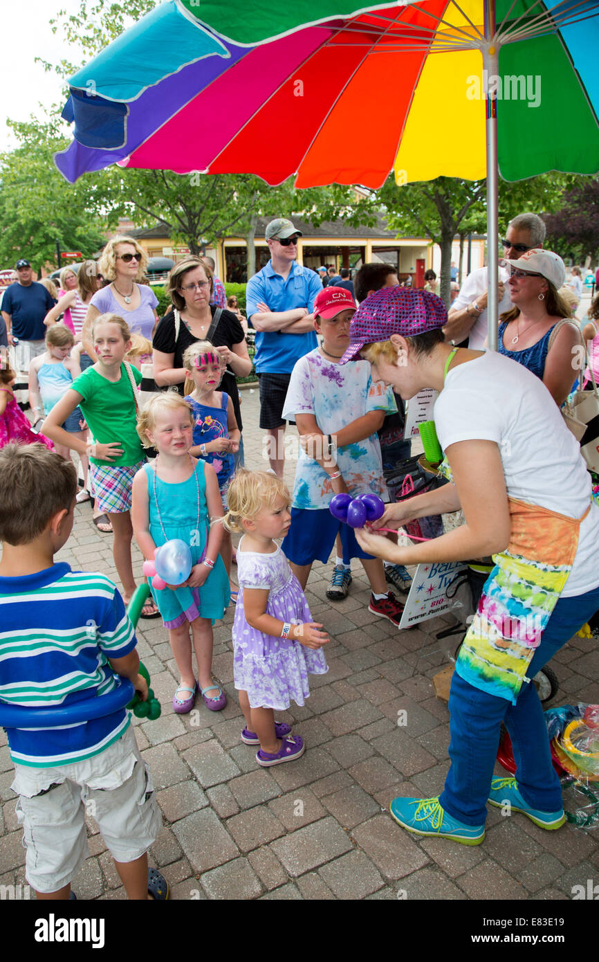 Dearborn, Michigan - Kinder bekommen Ballons während einer Veranstaltung am Greenfield Village. Stockfoto