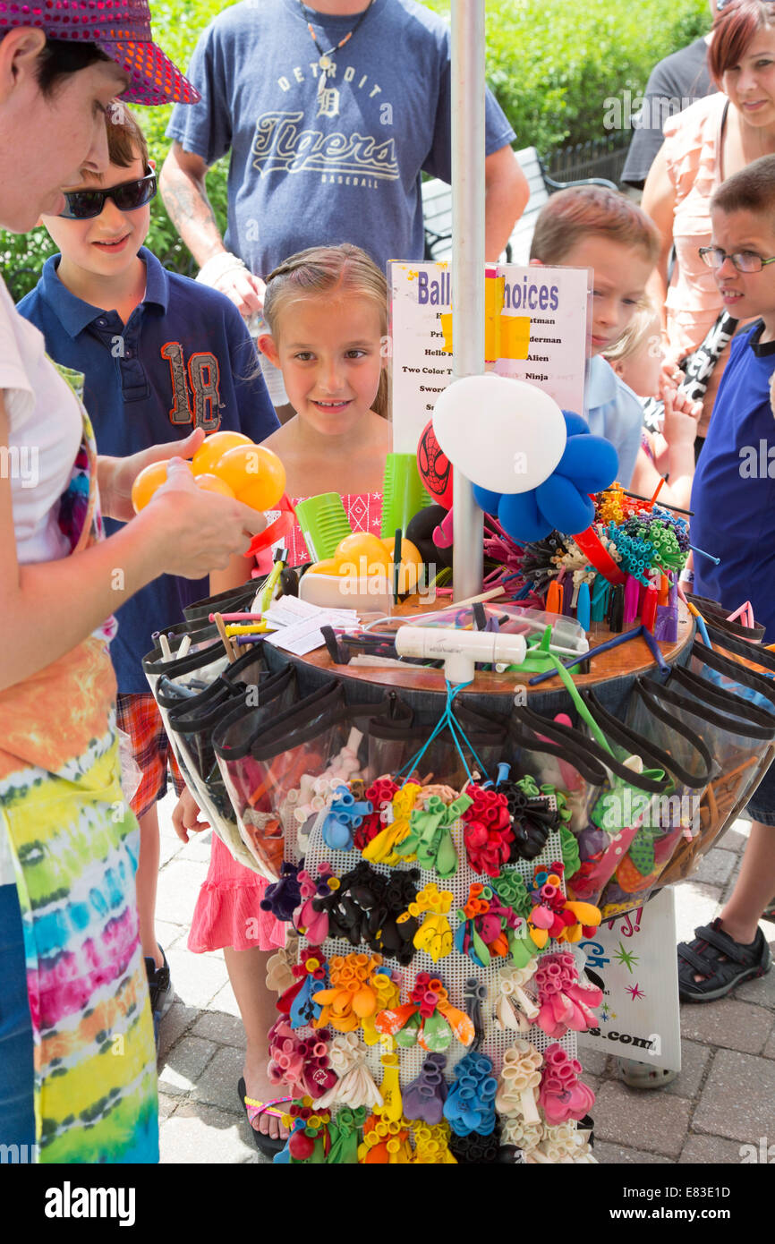 Dearborn, Michigan - Kinder bekommen Ballons während einer Veranstaltung am Greenfield Village. Stockfoto