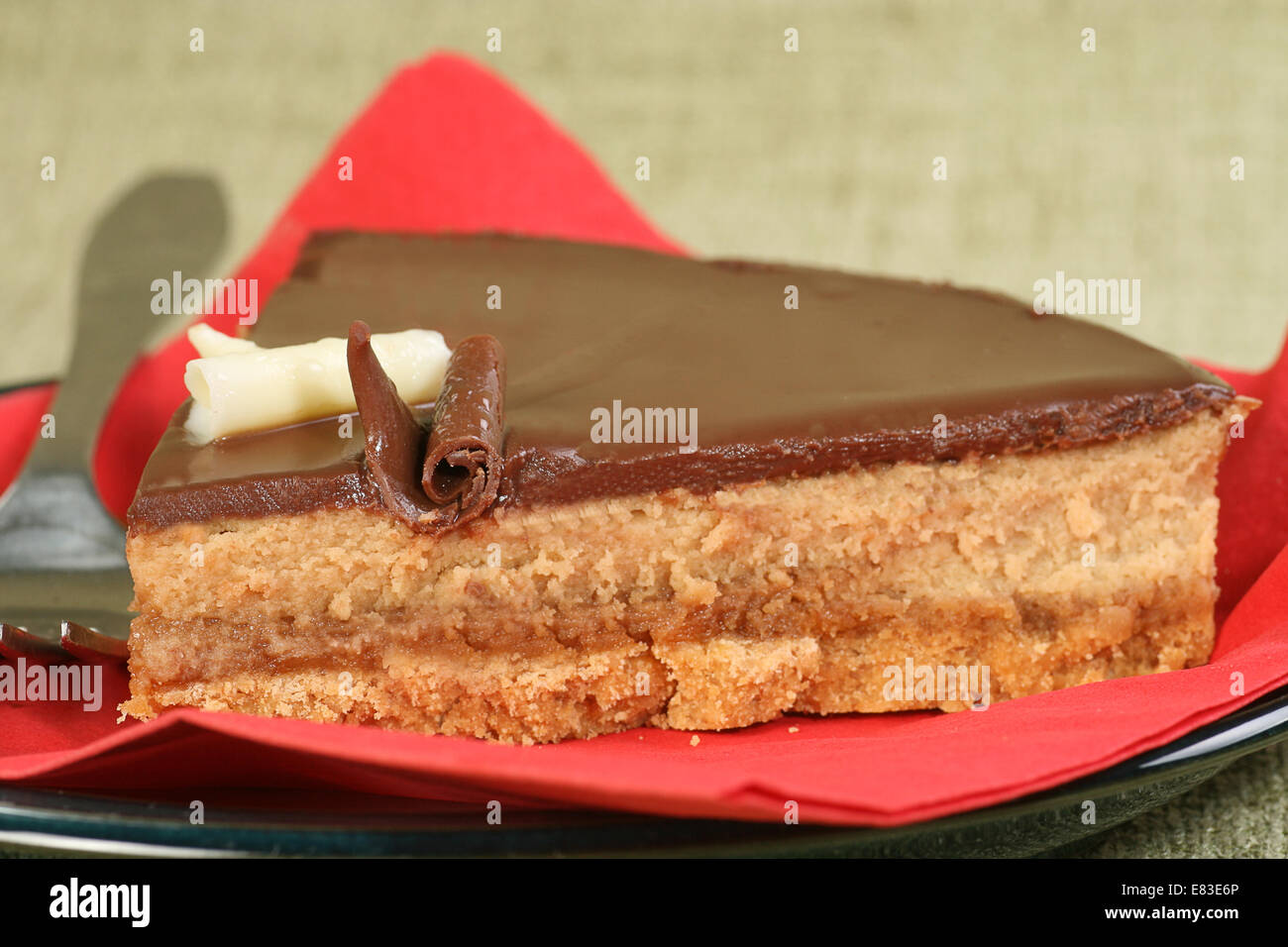 Stück köstliche Schokolade garniert Käsekuchen Stockfoto