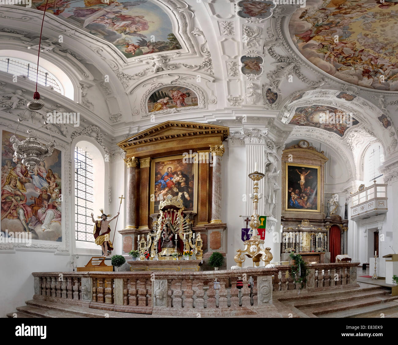 DE - Bayern: Innenraum der Pfarrkirche St. Quirinus in Tegernsee (zuvor ein Benediktinerkloster) Stockfoto