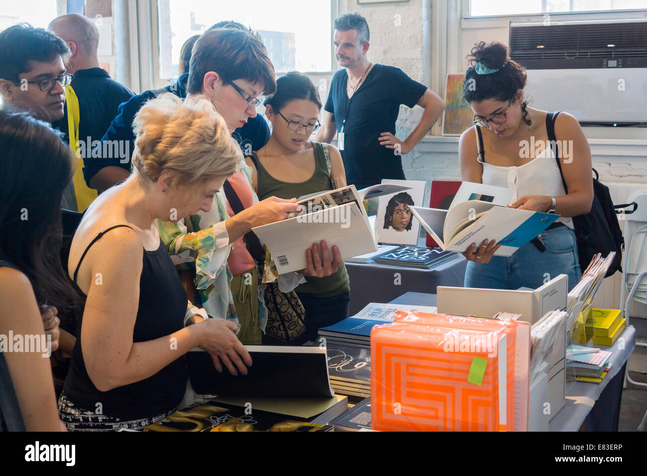 Besucher durchsuchen eine Ausstellerfläche bei Printed Matter 9. jährlichen New York Art Book Fair im MoMA PS1 in New York City gelegen Stockfoto
