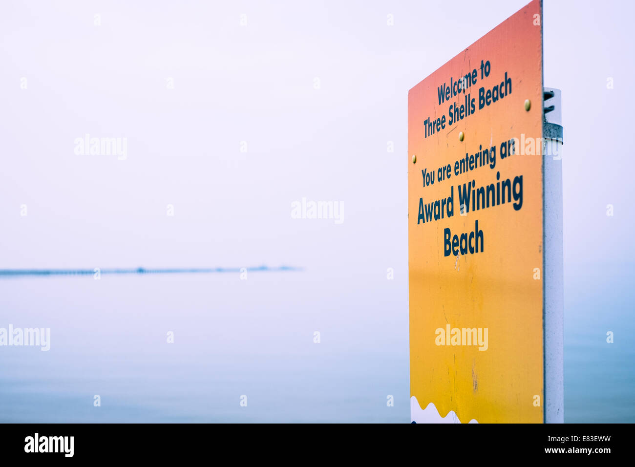 Drei Muscheln Strand, Southend, mit Blue cross processing Effekt. Stockfoto