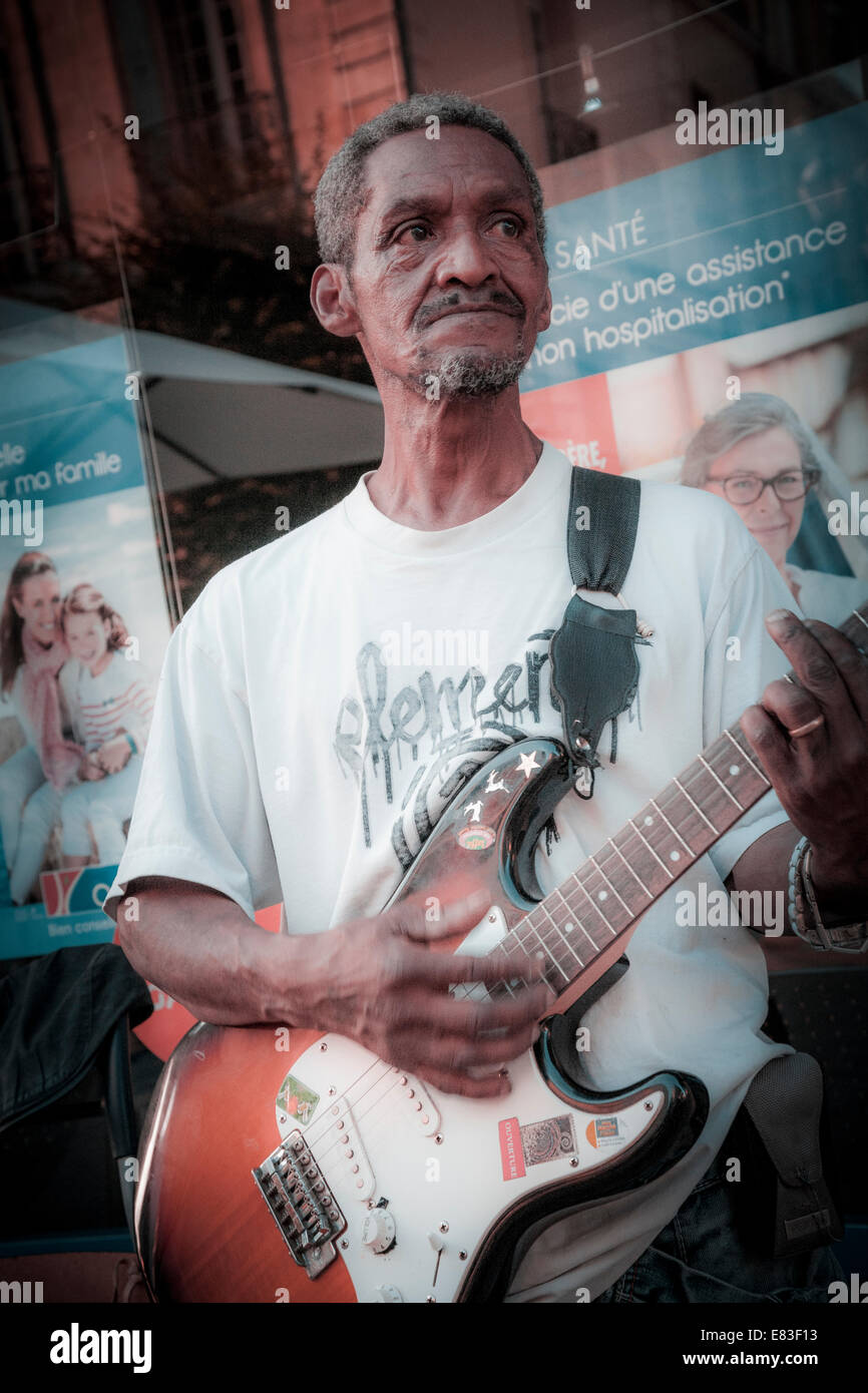 Nordafrikanischen Mann spielt e-Gitarre auf den Straßen von Bergerac beim Musikfestival. Stockfoto