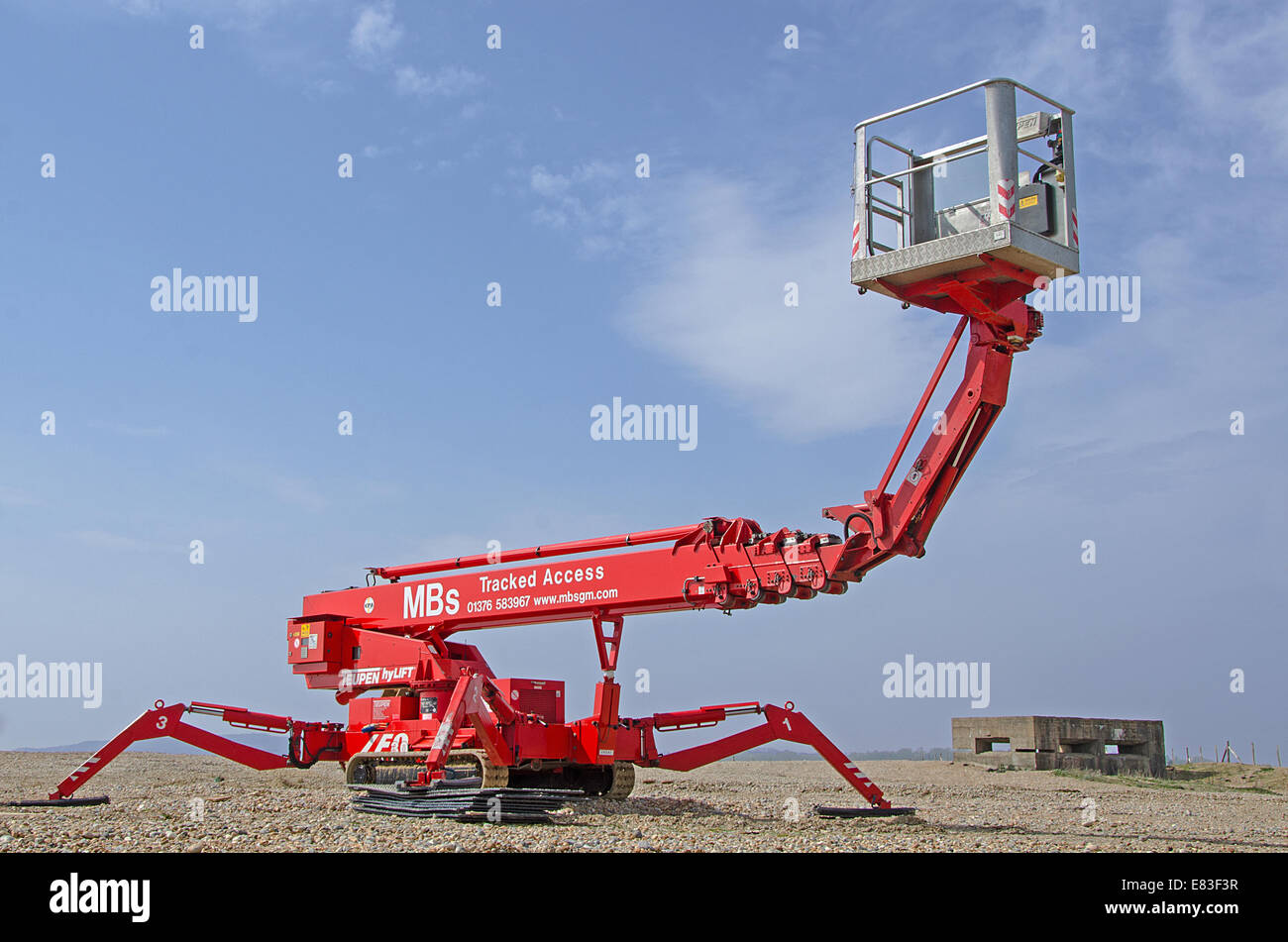 Roggen, East Sussex, UK-3. April 2014: verfolgt Hubarbeitsbühne am Strand. Stockfoto