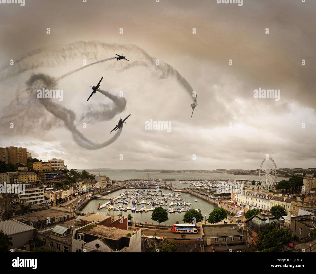 GB - DEVON: The Blades Display Team Durchführung über Torquay Stockfoto