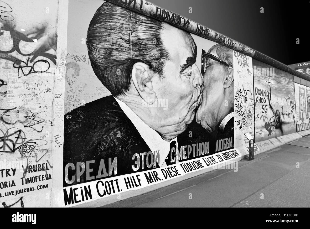 Deutschland, Berlin: schwarz-weiß-Version der berühmten Wand Motiv 'The gerechtigen Kiss' in der East Side Gallery Stockfoto