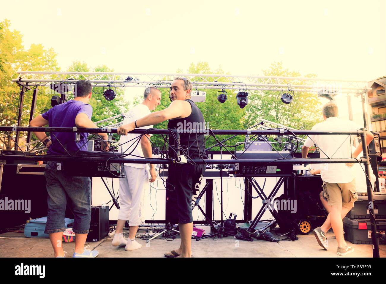O-Ton und Beleuchtung Crew hinter der Bühne beim Musikfestival in Bergerac. Stockfoto