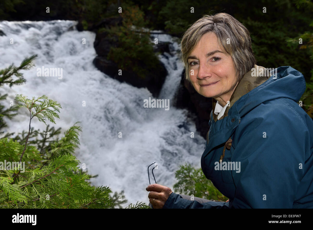 Pensionierte weibliche Wanderer hoch oben die steilen Eau Claire Gorge Wasser fällt Amable du Fond River Calvin Ontario Kanada Stockfoto