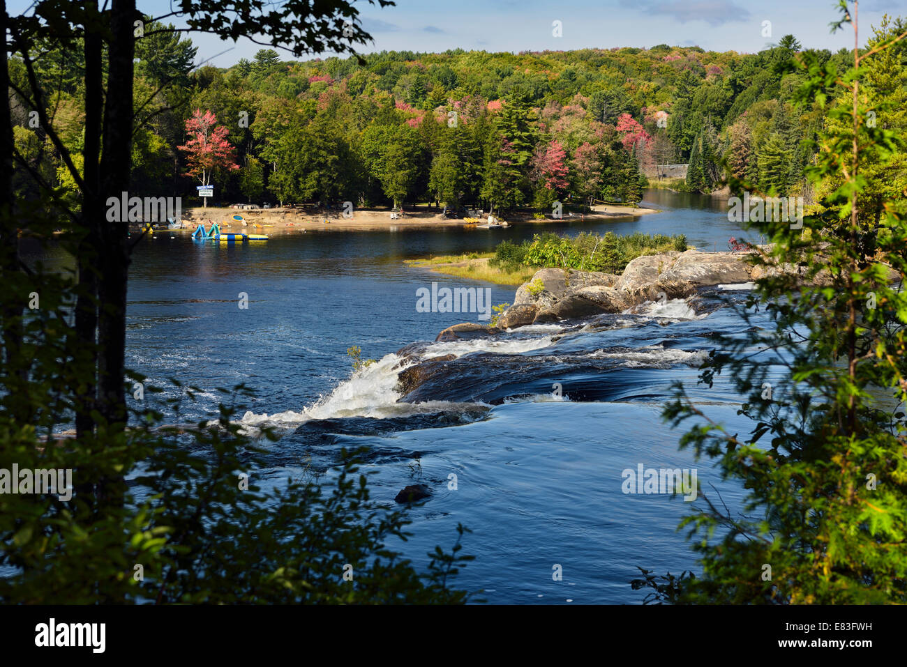 Frühe Farben des Herbstes am Norden Muskoka Fluss in High Falls mit Ferienhaus Strände Bracebridge Ontario Kanada Stockfoto