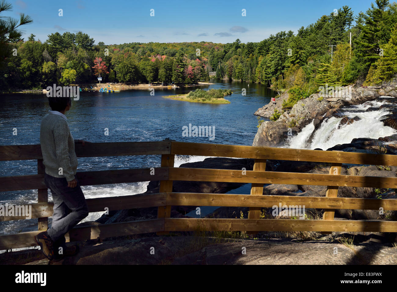 Pensionierte Frau Wanderer anzeigen Nord Muskoka Fluss bei hohen fällt Bracebridge Ontario Canada Stockfoto