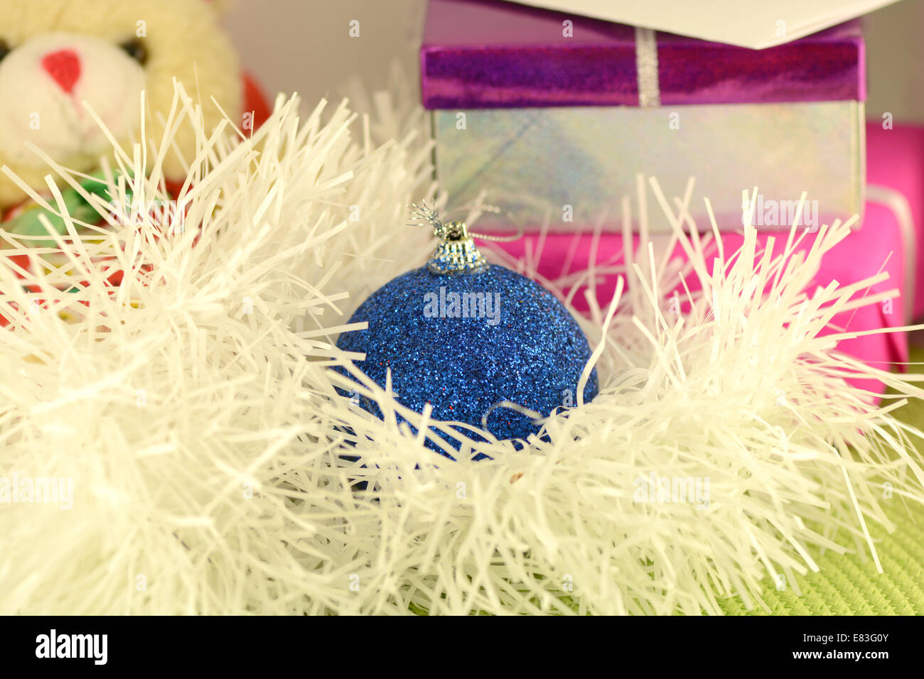 Geschenk für Weihnachten rot mit blauen Ball, Neujahrskarte Stockfoto
