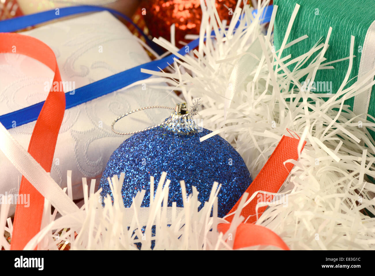 Geschenk für Weihnachten grün mit blauen Kugeln auf weißen abstrakten Hintergrund Stockfoto