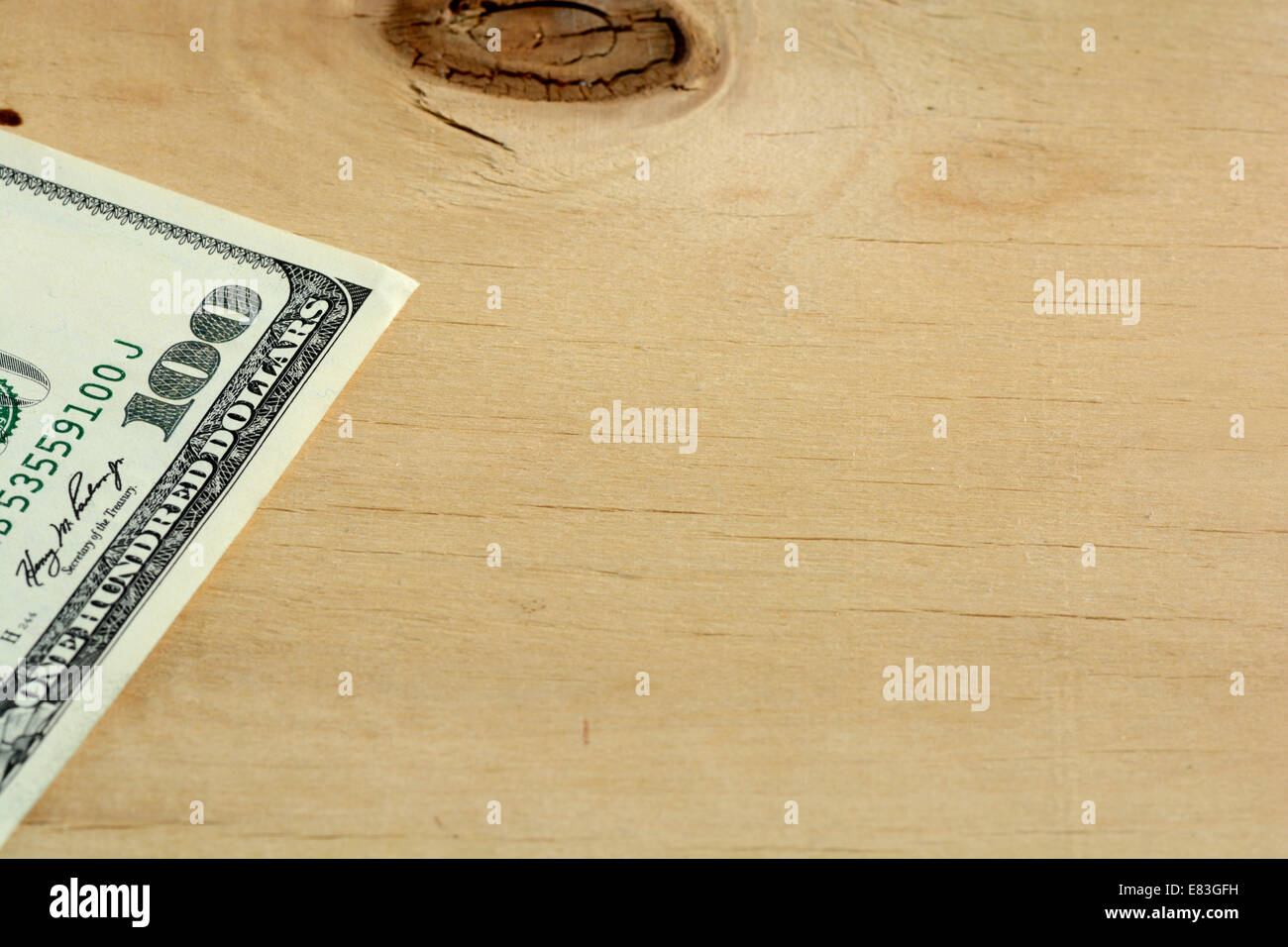100 US-Dollar auf Holz Hintergrund Stockfoto