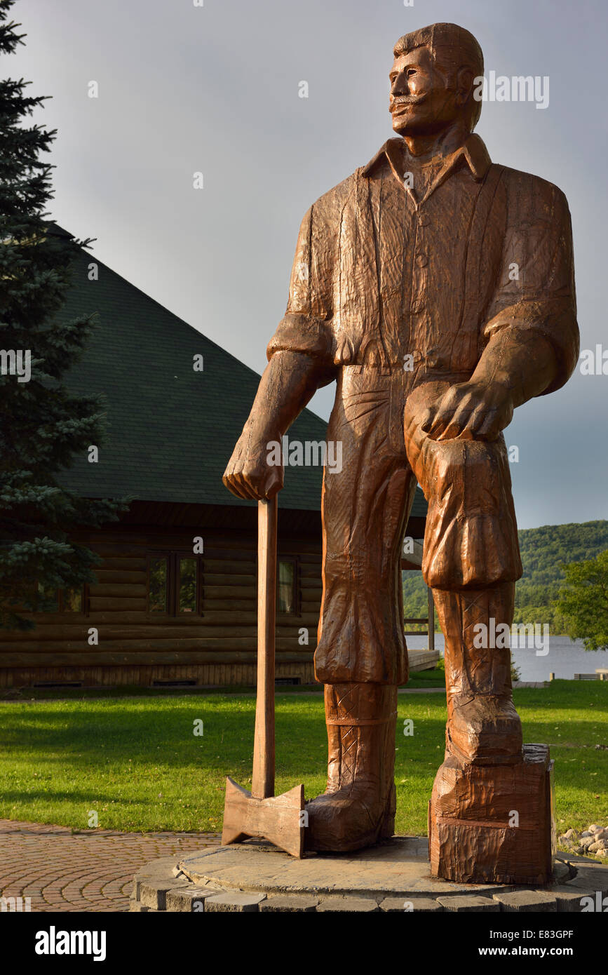 Hölzerne Statue von Big Joe muffraw in Explorers Point Park mattawa Northern Ontario Kanada Stockfoto