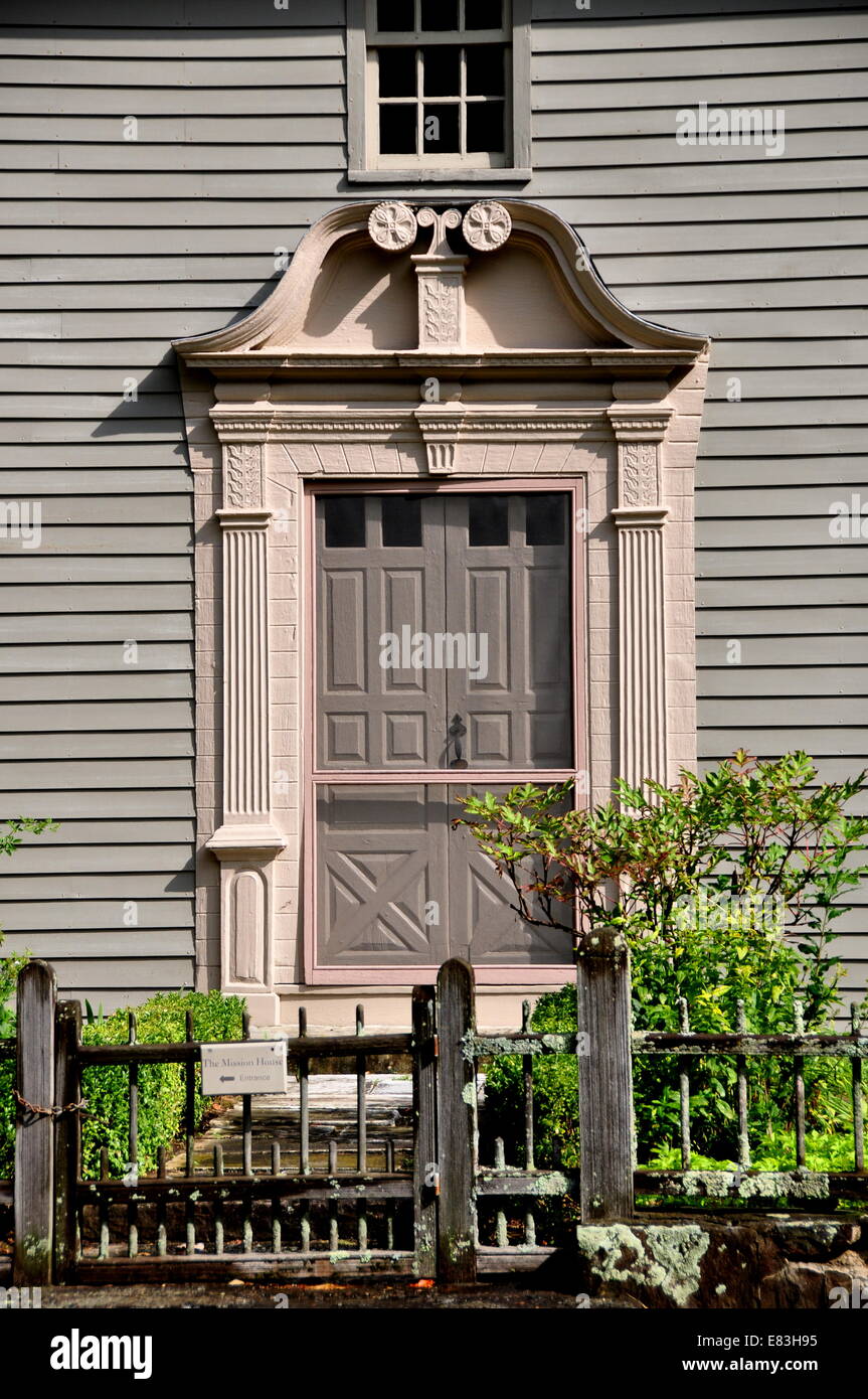 Stockbridge, Massachusetts: Split Scroll Tür an die 1742 Missionshaus von Reverend John Sergeant gebaut Stockfoto