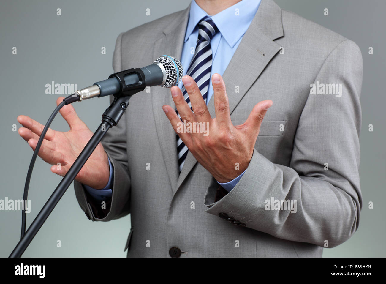 Rede mit Mikrofon und Hand Geste Stockfoto