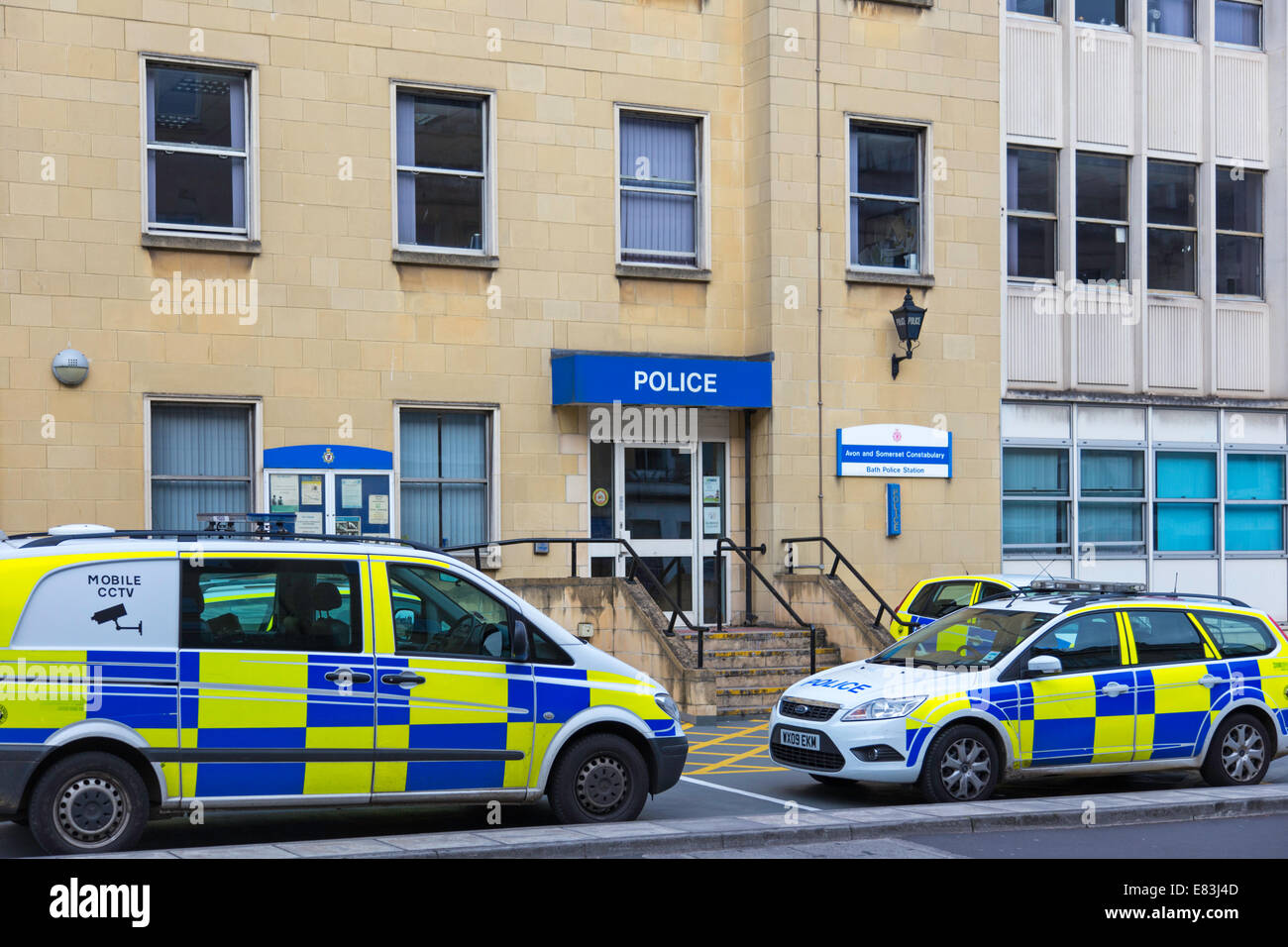 Polizeifahrzeuge außerhalb einer Station, England, UK Stockfoto