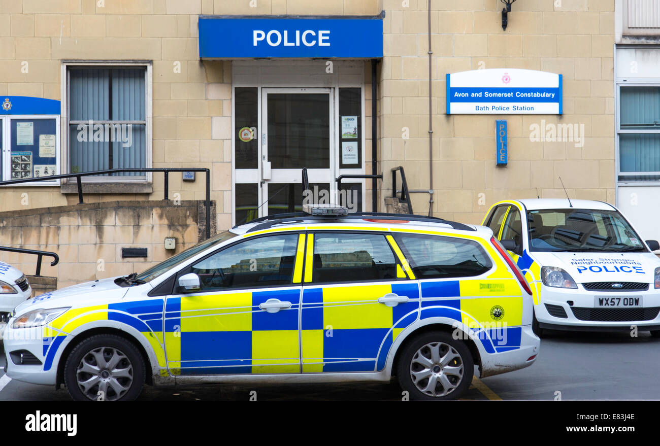 Polizeifahrzeuge außerhalb einer Station, England, UK Stockfoto
