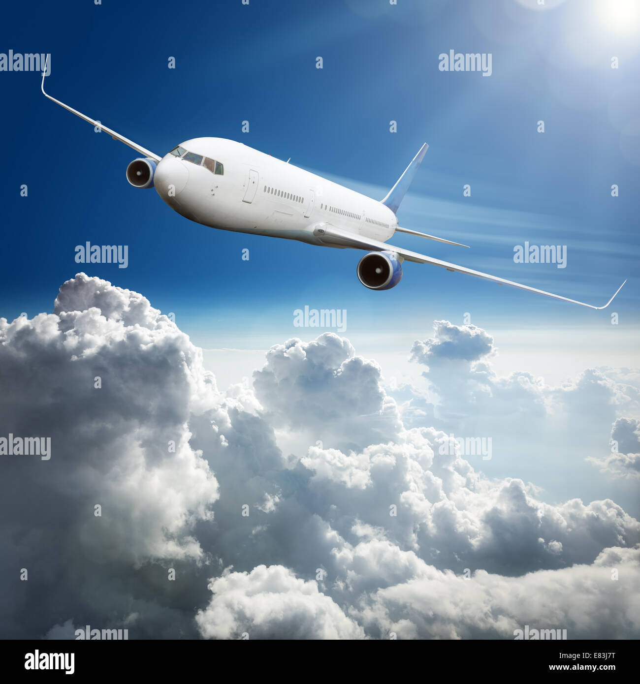 Flugzeug über den Wolken Stockfoto