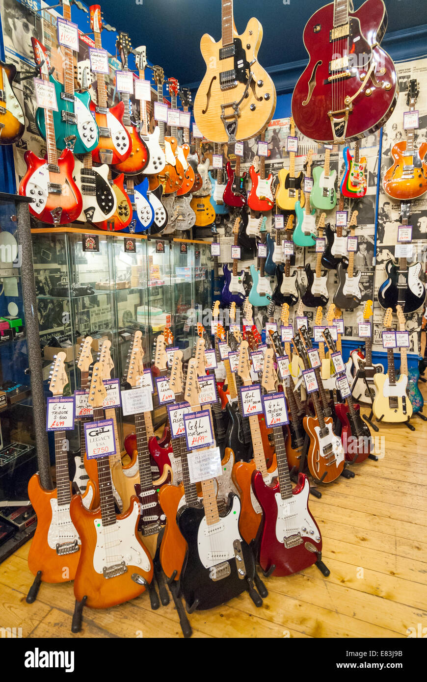 E-Gitarren in Andys Gitarre Laden in Dänemark Street, London, England, UK  Stockfotografie - Alamy