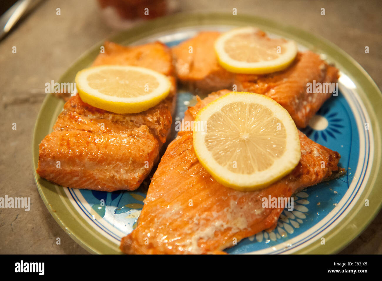 Lachs auf Pappteller Stockfoto