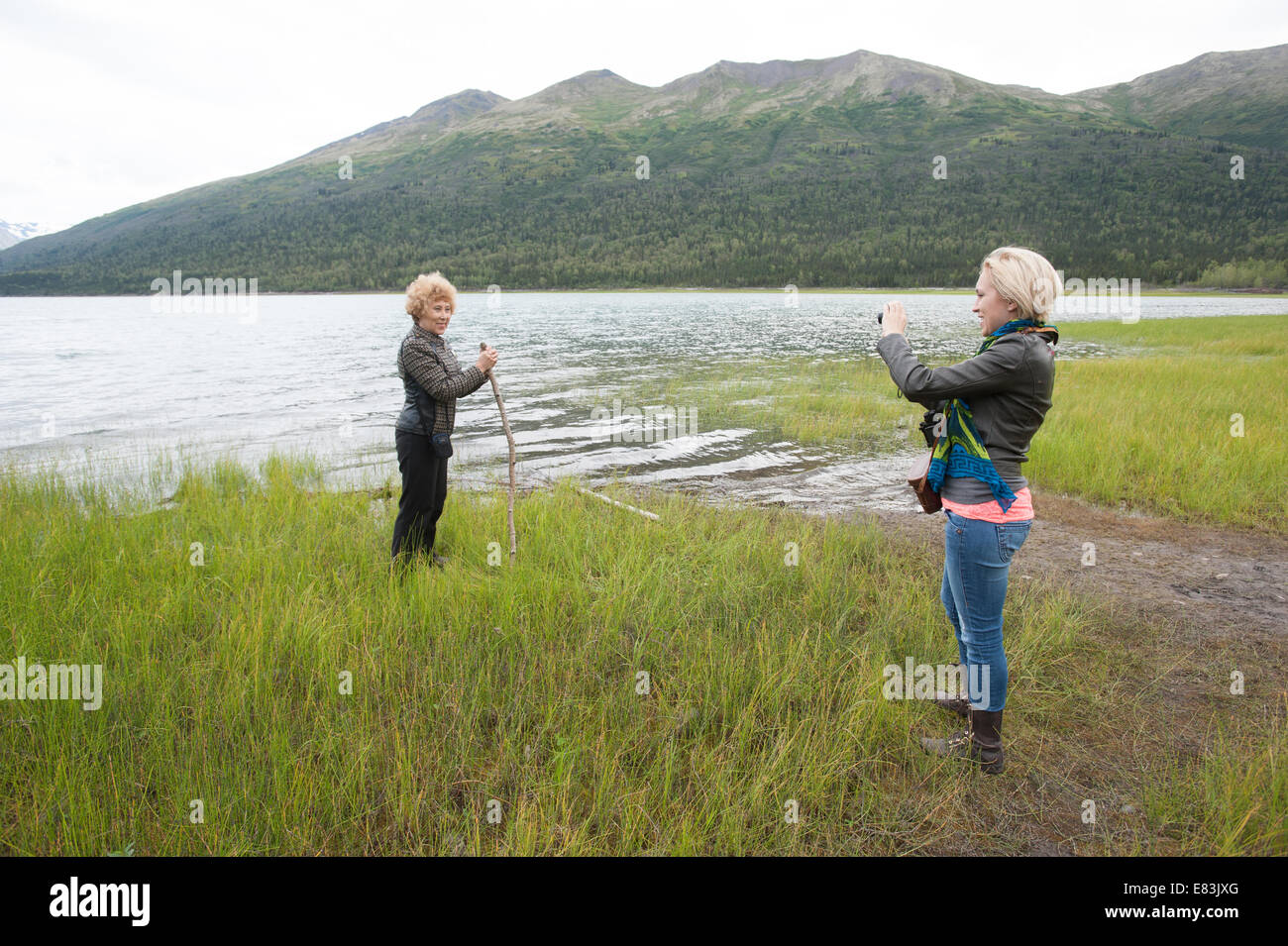 Mutter und Tochter Fotografieren in Alaska Stockfoto