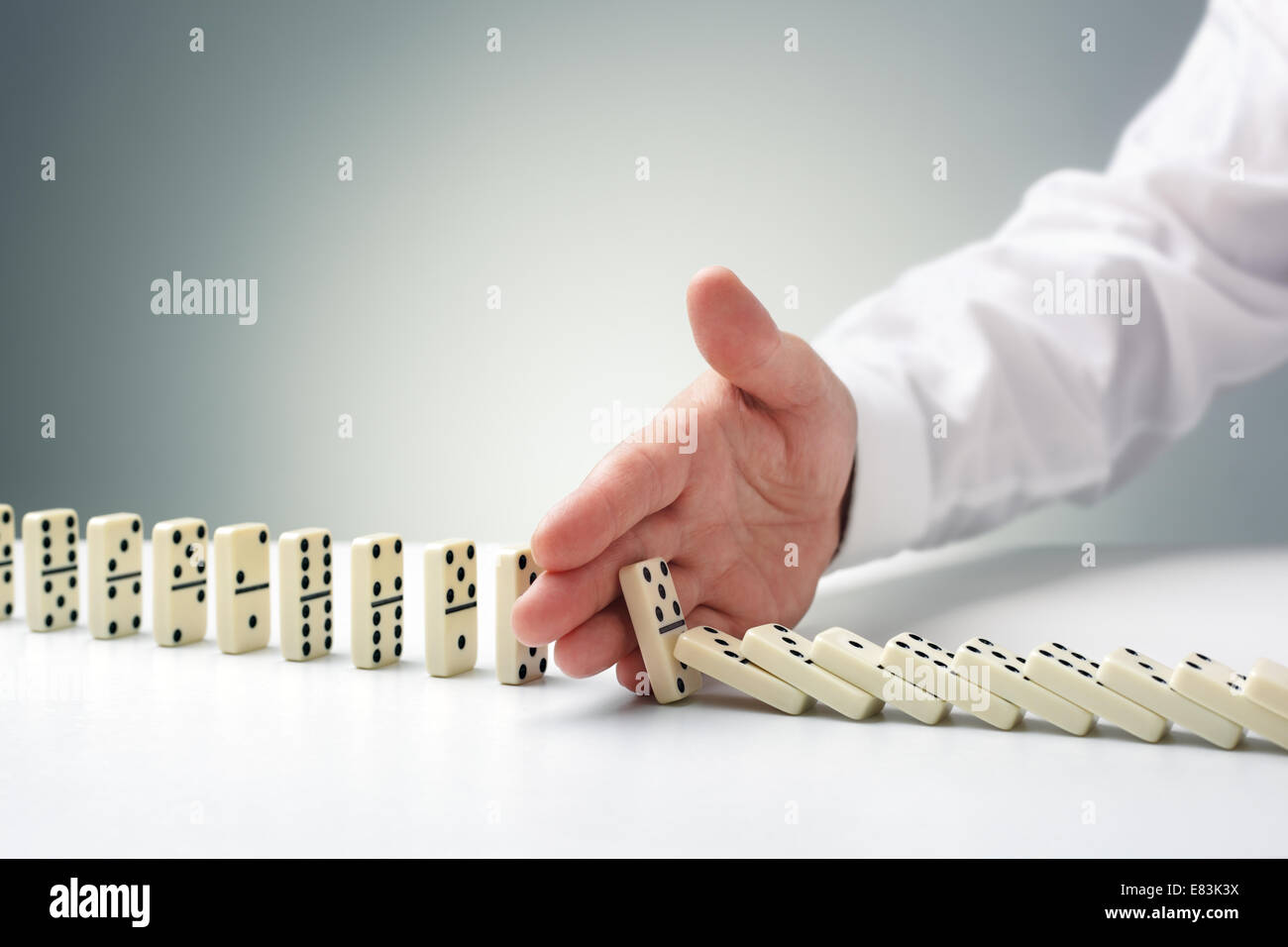 Stoppen den Domino-Effekt Stockfoto