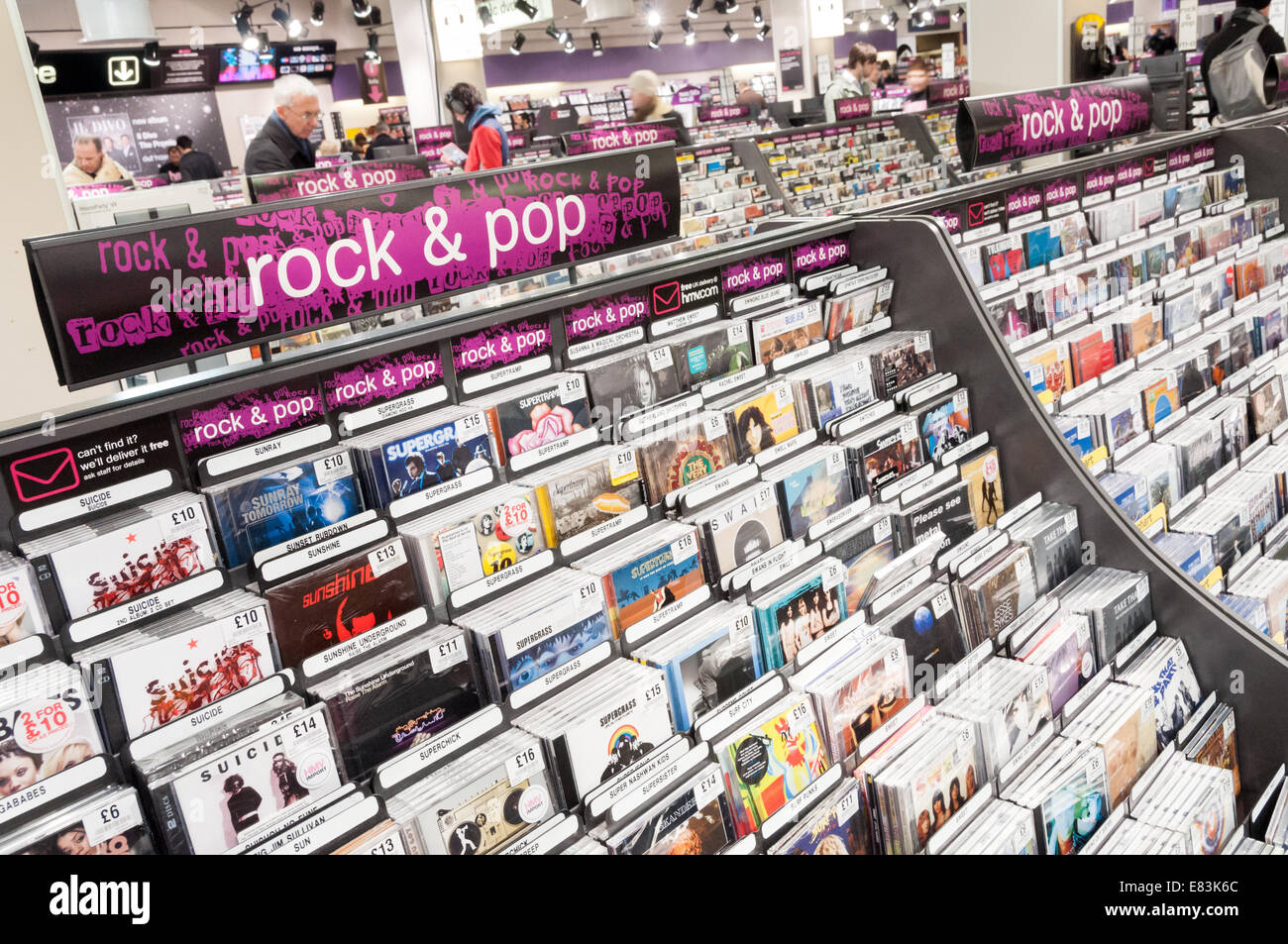 Rack mit CDs im HMV, London England UK Stockfoto