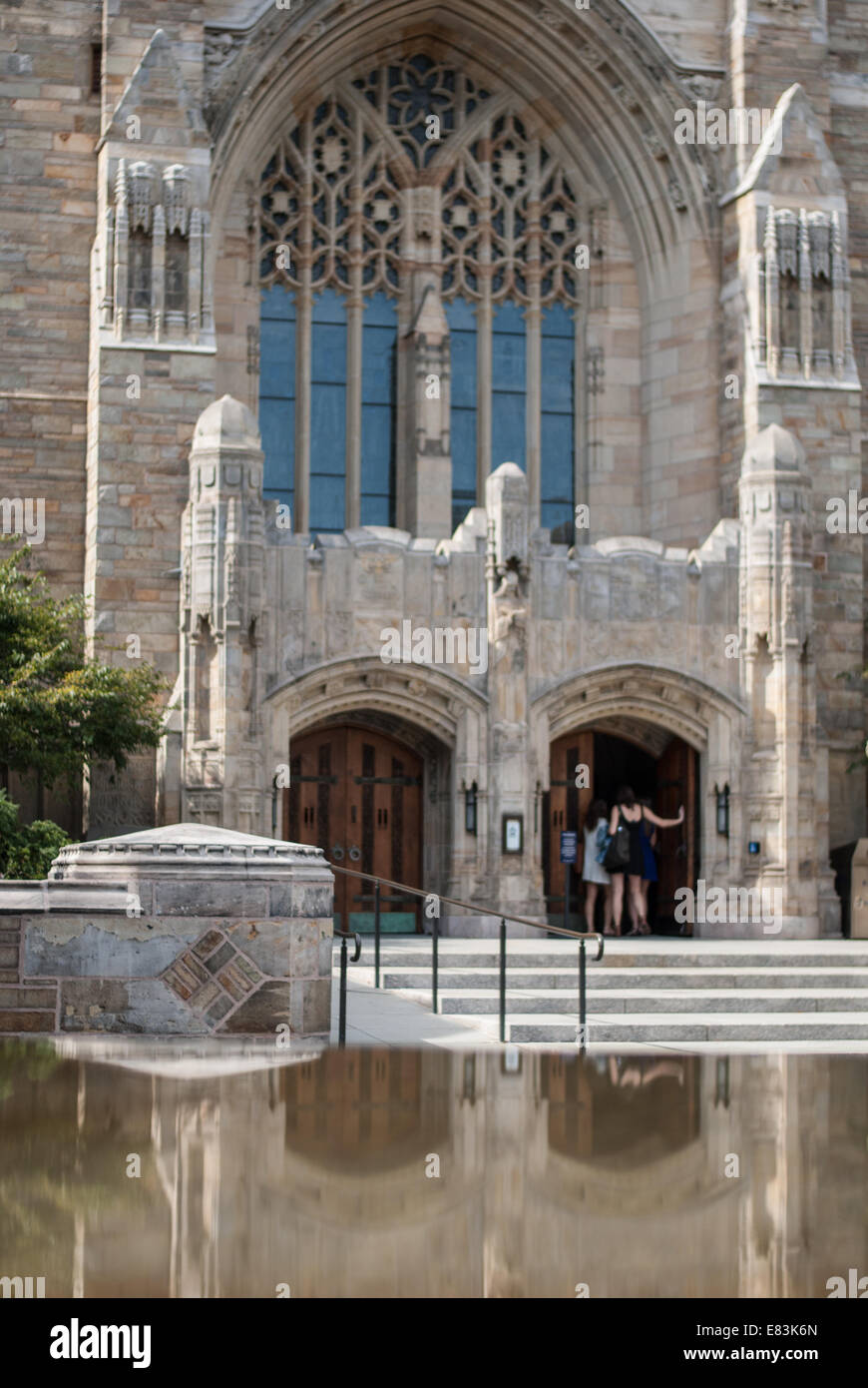 Studenten geben Sie Sterling Memorial Library an der Yale University in New Haven, Connecticut, USA Stockfoto