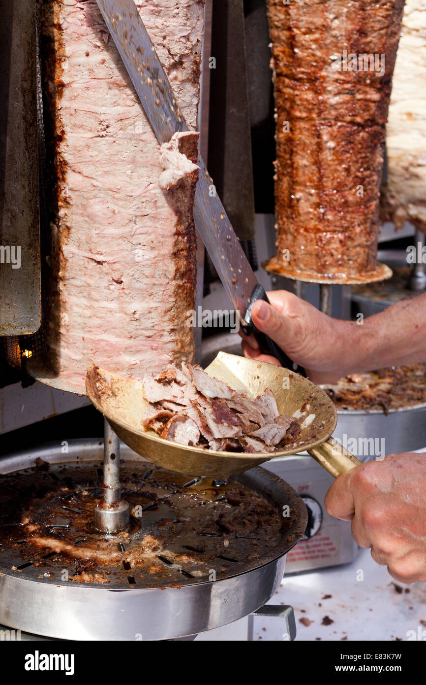 Türkisch kochen schneiden Döner Kebab-Fleisch vom Spieß bei einem  Outdoor-Festival - USA Stockfotografie - Alamy