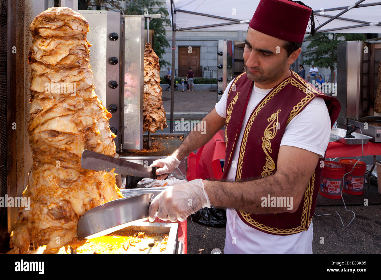 Türkisch kochen schneiden Döner Kebab-Fleisch vom Spieß bei einem ...