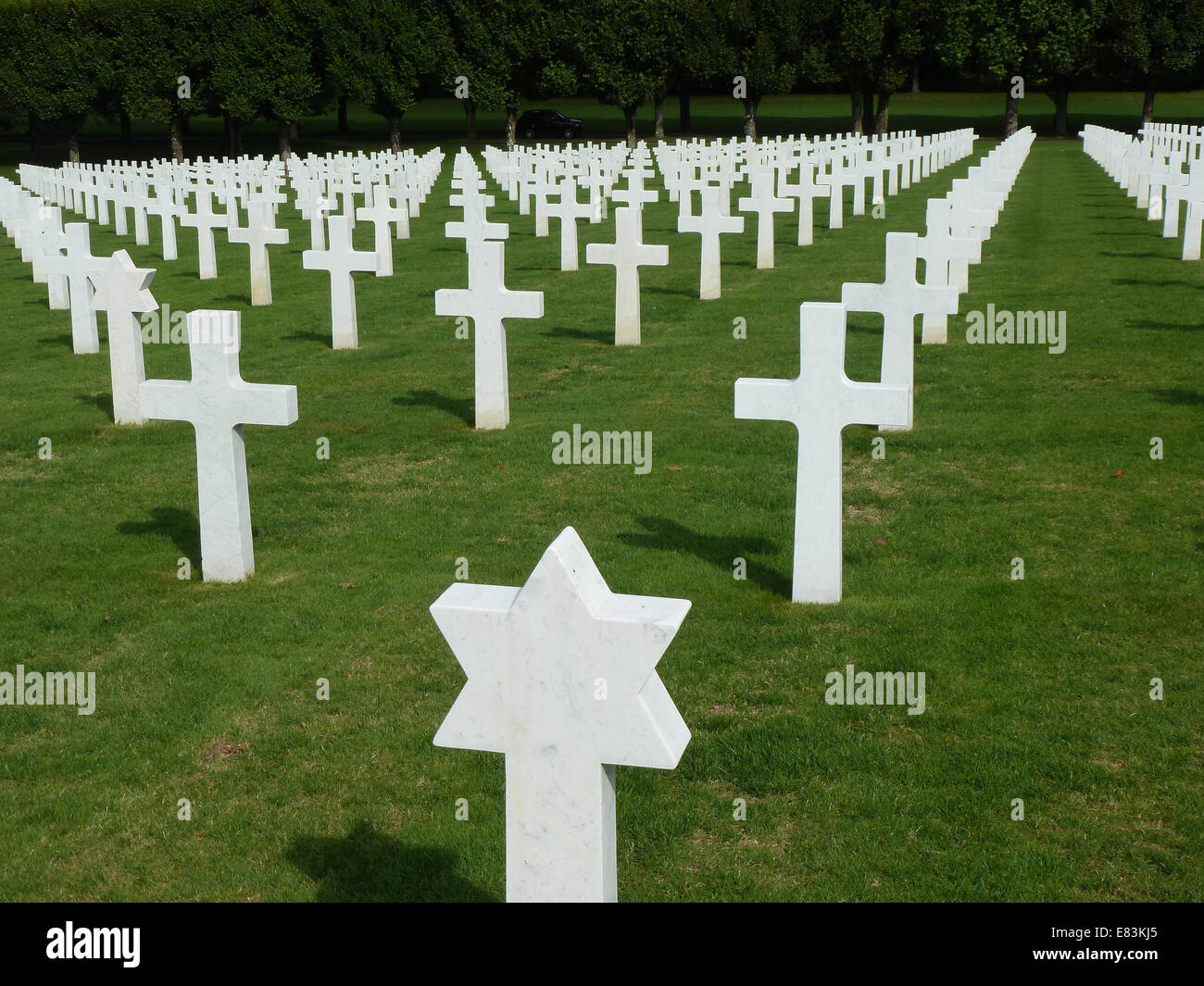 Reihe von kreuzen bei amerikanischen Soldatenfriedhof des 2. Weltkrieges in Montfaucon, Argonne, Frankreich Stockfoto