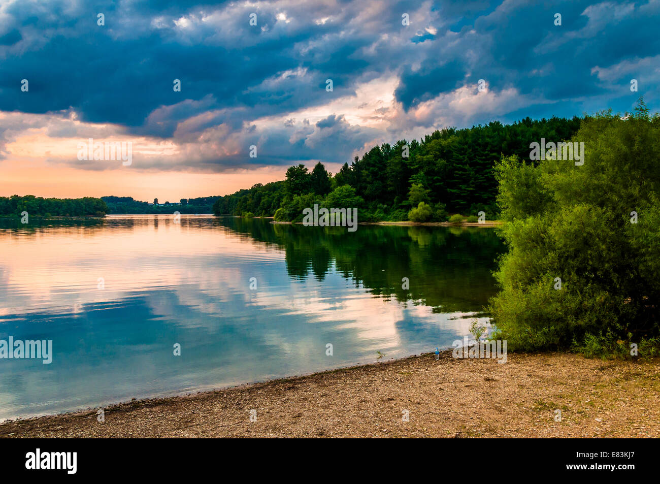 Wolken über See Marburg bei Sonnenuntergang, Codorus State Park, Pennsylvania. Stockfoto