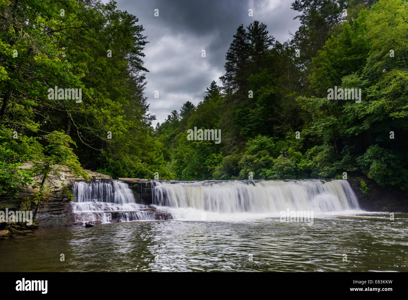 Dunkle Wolken über Hooker fällt auf dem Flüsschen im Dupont State Forest, North Carolina. Stockfoto