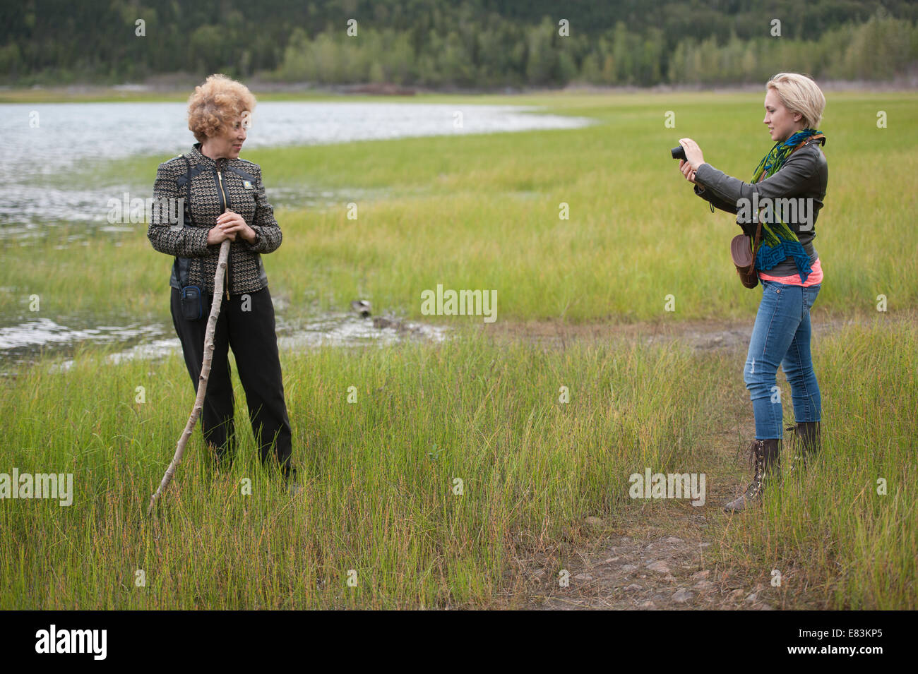 Mutter und Tochter Fotografieren in Alaska Stockfoto