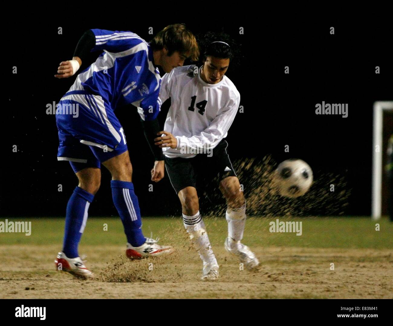 9. Januar 2009 - Dade City, FL - pt 299558 free soccer 1 der 5. Special zu den Zeiten--Mike Carlson. (09.01.2009 DADE CITY) Springstead Nathan Leder, links, löscht den Ball vorbei Pasco Nathan Tellez während ein Varsity Boys Fußballspiel in Pasco High School in Dade City. (Kredit-Bild: © St. Petersburg Times / ZUMA Wire) Stockfoto