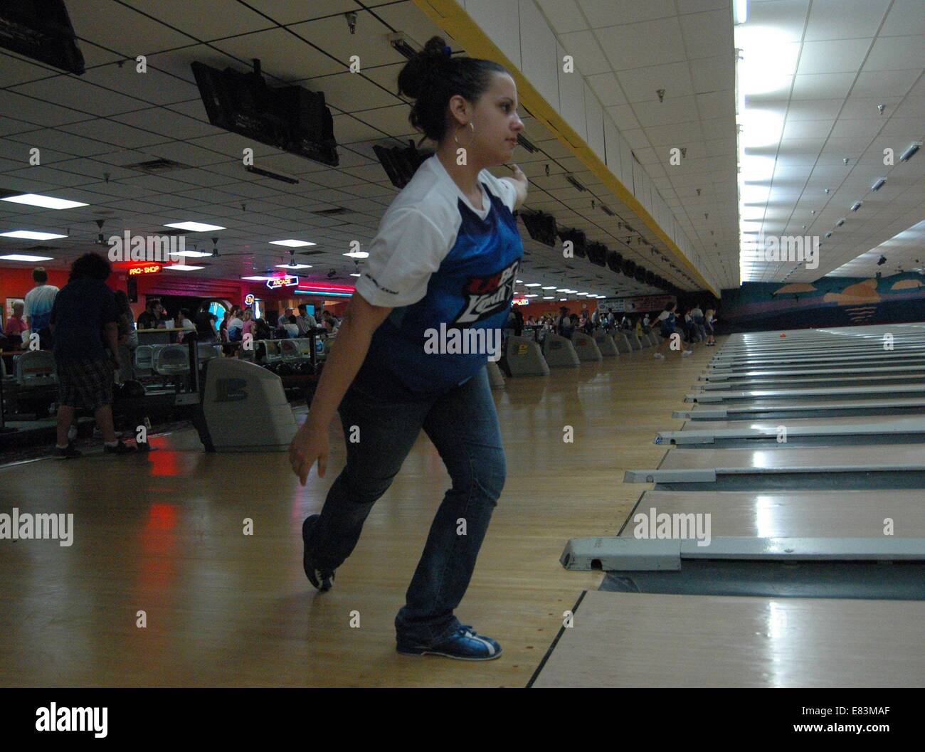 15. November 2009 - 314865 HO pasbowlin REG. Bildnachweis: David Rice, mal Correspondent.Description. Geschichte auf drei Pasco junior Bowlers, die perfekte "300" Spiele dieser Saison rollte. Foto #1: 18-jährige Rebecca Schmais hat seit 11 Jahren in der Samstagmorgen Liga bei Lane Glo bowling wurde. In diesem Jahr rollte sie ihre ersten 300 Spiel. Hier beobachtet sie, wie eines ihrer Aufnahmen Rollen durch die Gasse. (Kredit-Bild: © St. Petersburg Times / ZUMA Wire) Stockfoto