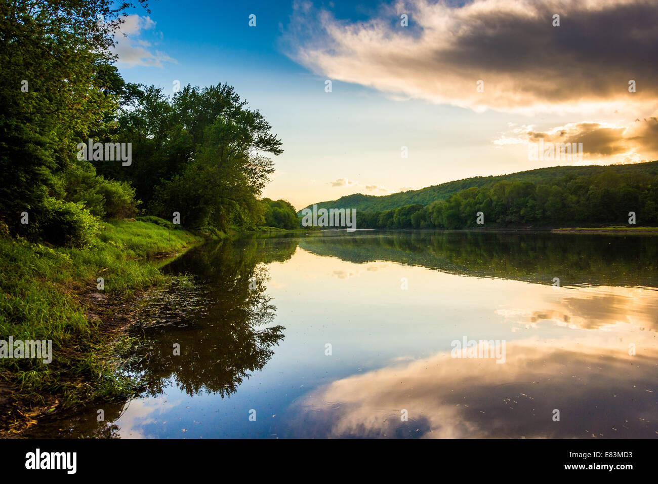 Abend-Reflexionen in den Delaware River, am Delaware Water Gap National Recreational Area, New Jersey. Stockfoto