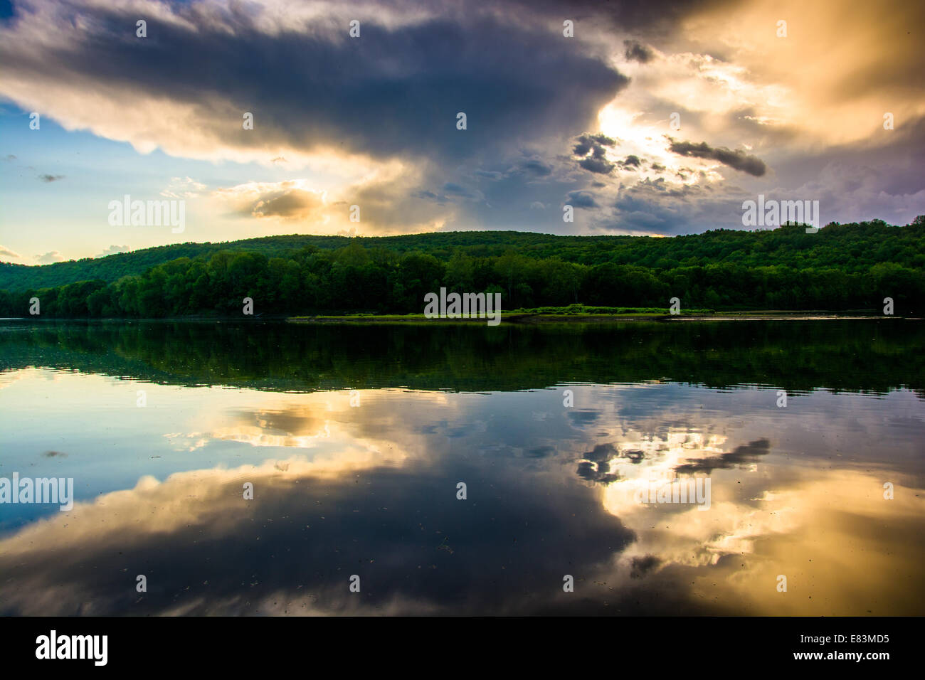 Abend-Reflexionen in den Delaware River, am Delaware Water Gap National Recreational Area, New Jersey. Stockfoto