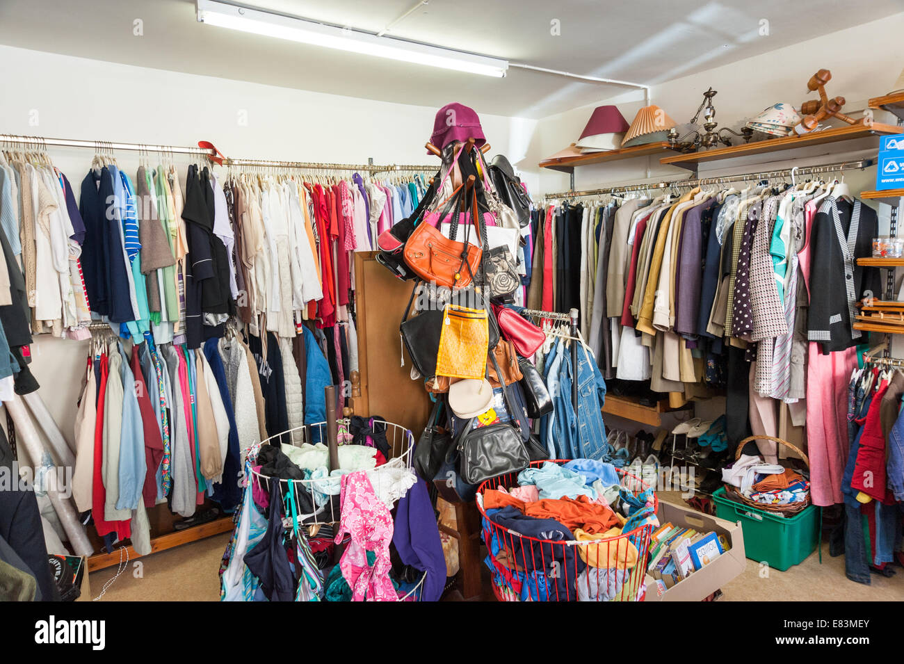 Innen-Charity-Shop, Irland Stockfoto