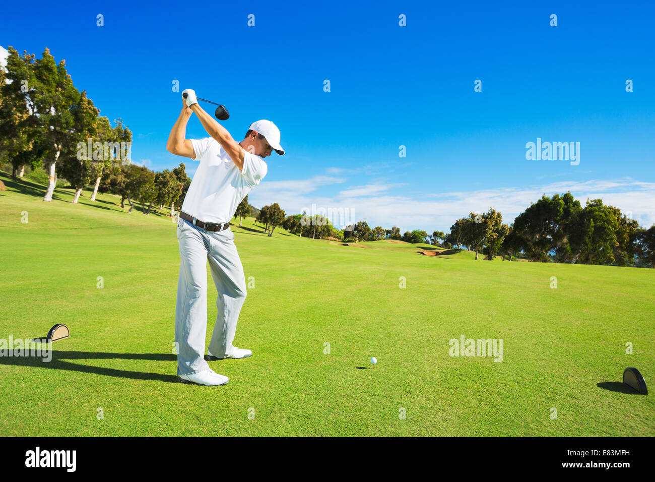 Golfspieler abschlagen. Mann schlägt Golfball vom Abschlag mit Fahrer. Stockfoto