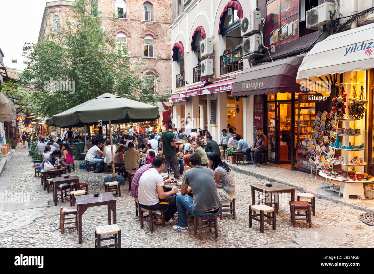 Jugendliche trinken türkischen Tee in der Hazzopulo Passage vor Istiklal Caddesi, Beyoglu, Istanbul, Türkei Stockfoto