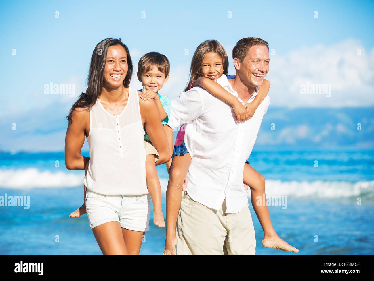 Glücklich Porträt der Mischlinge Familie am Strand Stockfoto