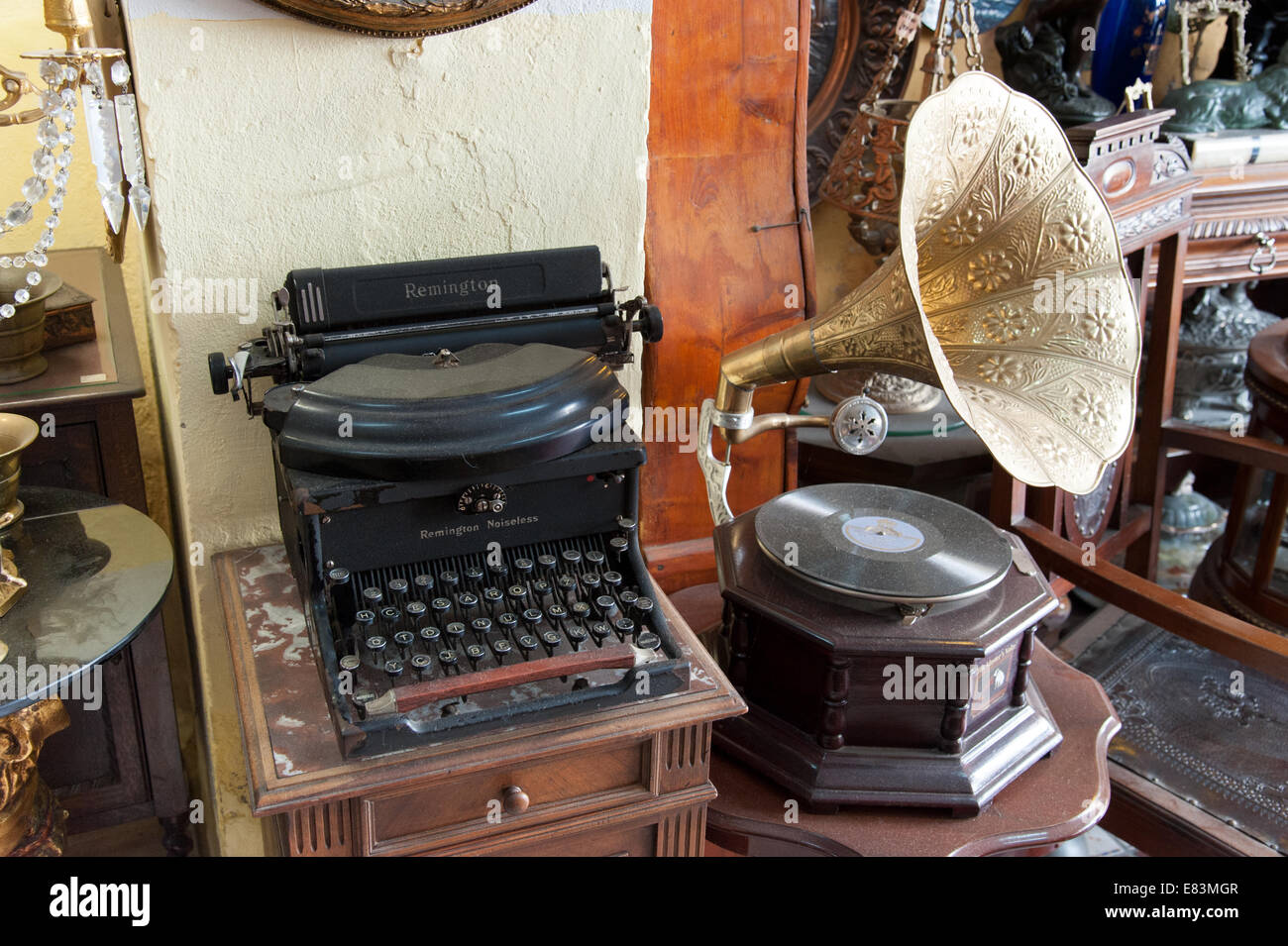 Alte Remington-Schreibmaschine und sein Master's Voice Grammophon-Spieler in einem Antiquitätenladen in Spanien Stockfoto
